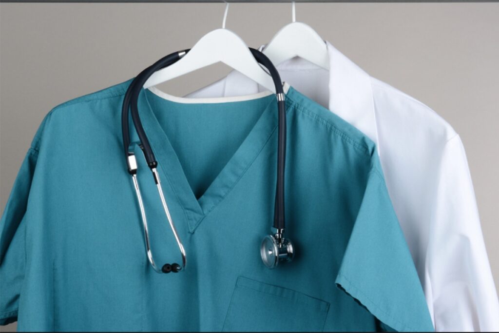 Evoluția uniformelor medicale: De la funcționalitate la modă