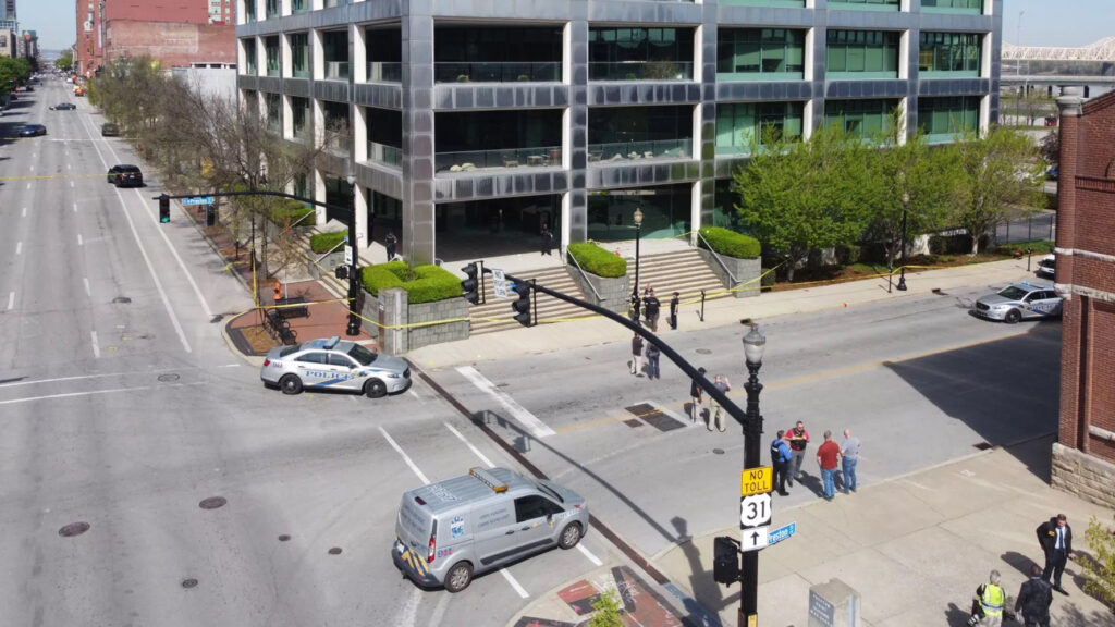 Cine sunt victimele atacului armat de la Old National Bank. Atacatorul nu le-a dat nicio șansă