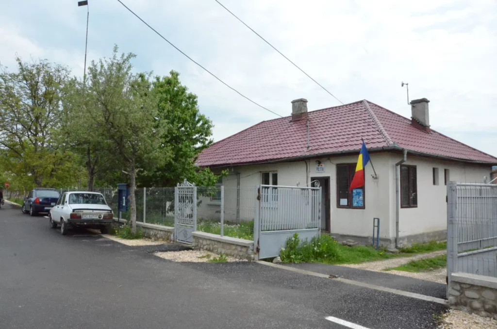 Exclusiv. Ciudățeniile amantlâcului din postul de poliție. Mascații aduși să spargă ușa și greșeala cu apelul de la 112