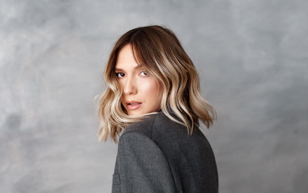 Posteriorul Adelei Popescu, în centrul atenției la nunta lui Smiley. Cum a fost surprinsă prezentatoarea de la PRO TV