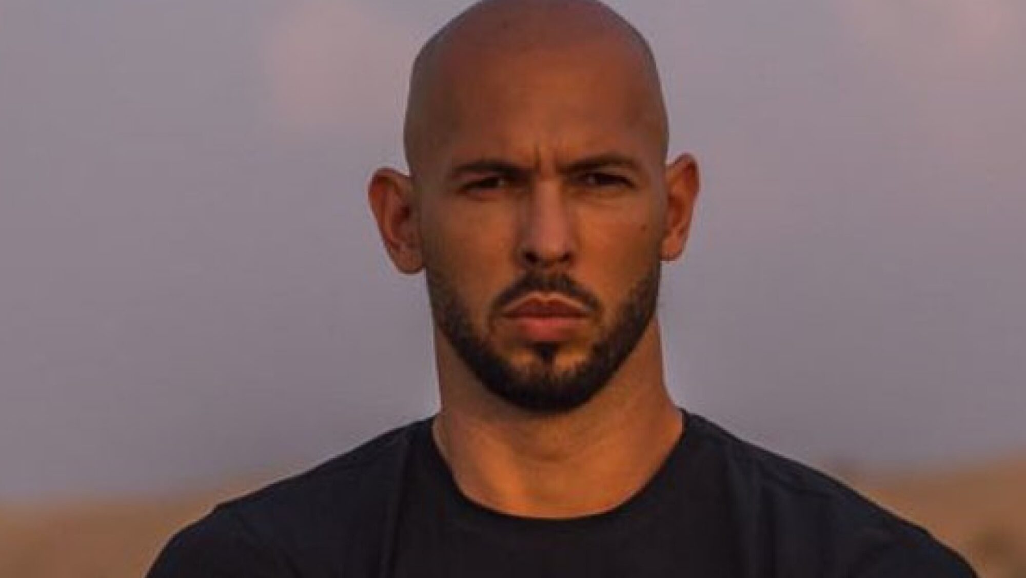 Andrew Tate ar fi folosit metoda „loverboy” pentru a controla o copilă de 15 ani. Stenograme din dosar