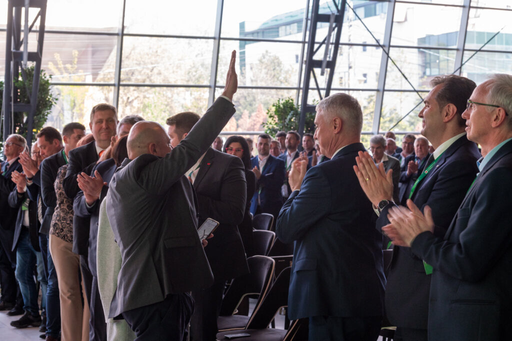 Apariție surpriză la Congresul UDMR. După opt ani de refugiu în Ungaria, s-a întors acasă. A fost primit cu aplauze de foștii colegi