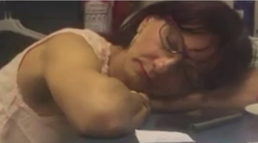 Angajată la buget surprinsă în timp ce dormea la birou. Cum s-a justificat salariata care încaseză 7.000 de lei