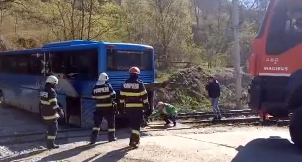 Autocar plin cu copii, blocat pe calea ferată. Trenurile au fost oprite în ultima clipă