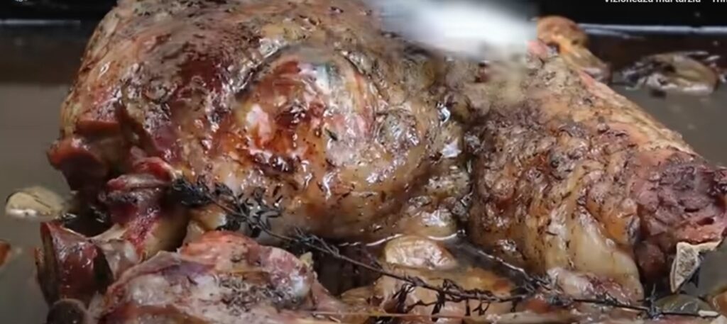 Rețetă simplă de friptură pentru Paște. Cum să pregătești o pulpă crocantă de miel la cuptor. Video