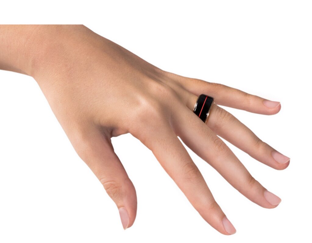 Verighetele sunt pe cale să devină istorie. Inelele smart, care pot transmite bătăle inimii partenerului, sunt tot mai căutate de tinerii care se căsătoresc