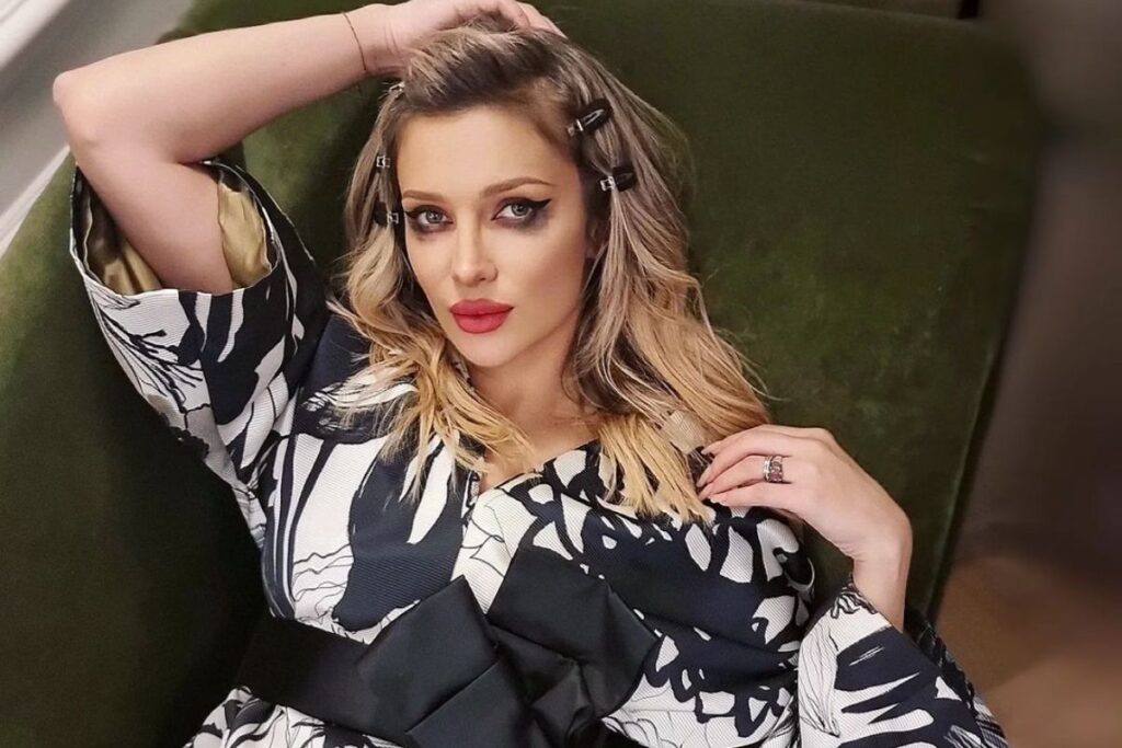 Lora, în lacrimi! Ce a făcut-o pe artistă să plângă în hohote