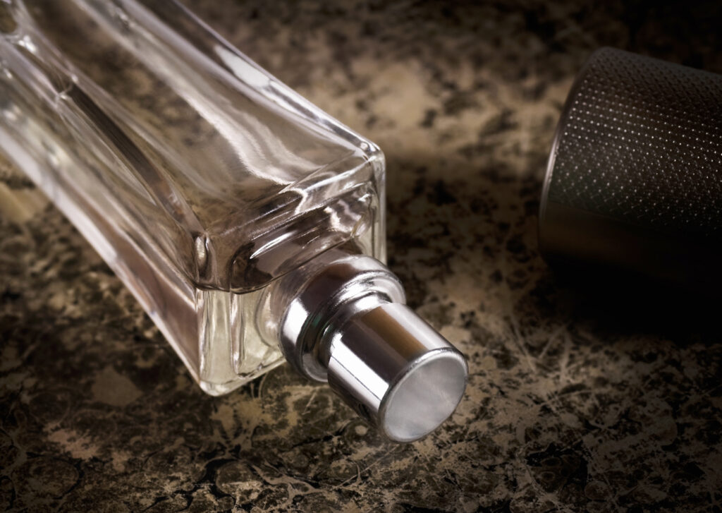 O femeie a murit după ce a mirosit un parfum. Substanța din sticluță a fost folosită în tentativa de asasinare a unui spion rus