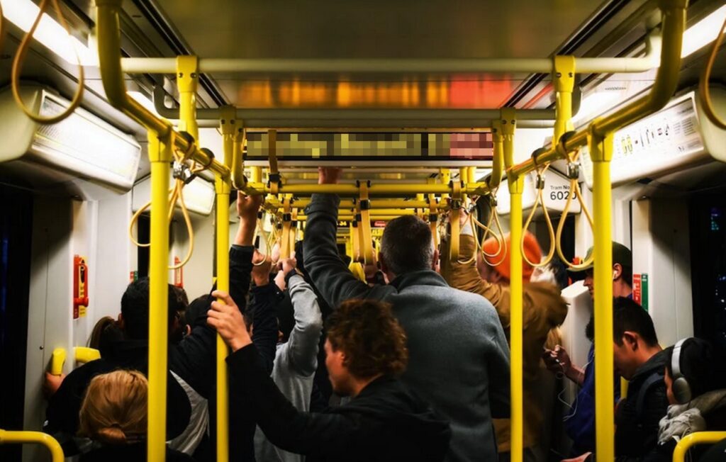 Ce a pățit un bărbat care s-a împrietenit cu un tovarăș de drum. Polițiștii atrag atenția la un nou fenomen infracțional