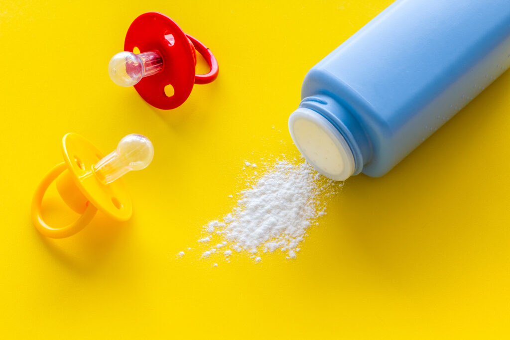 Final în scandalul pudrei de talc cancerigene. Johnson & Johnson, dispusă să plătească 9 miliarde de dolari despăgubiri