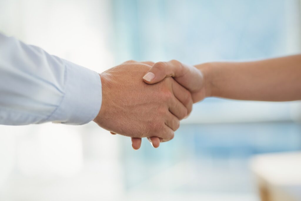 Cum ne salutăm cu prietenii sau necunoscuții. Reguli de bună purtare