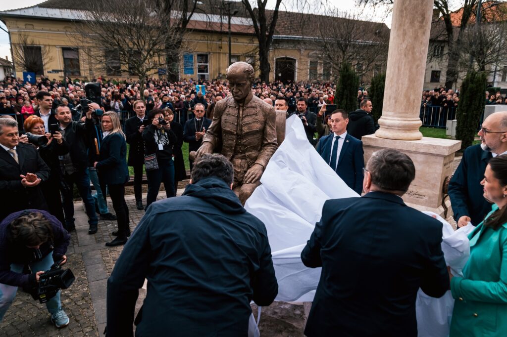 Statuia inaugurată de președintele Ungariei, la Carei, trebuie demolată. Nu respectă avizele: Are soclu și o inscripție