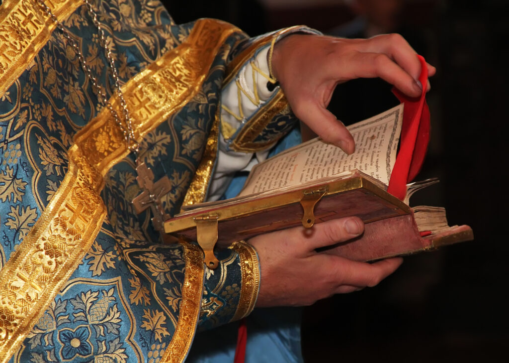 Preoţii români din Cernăuţi cer Parlamentului României să medieze conflictul dintre bisericile din Ucraina