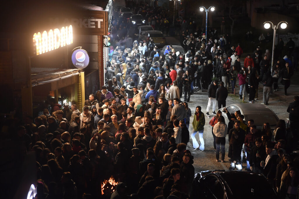 Litoralul românesc e plin ochi. Ce salarii primesc chelnerii și barmanii în stațiunea de lux