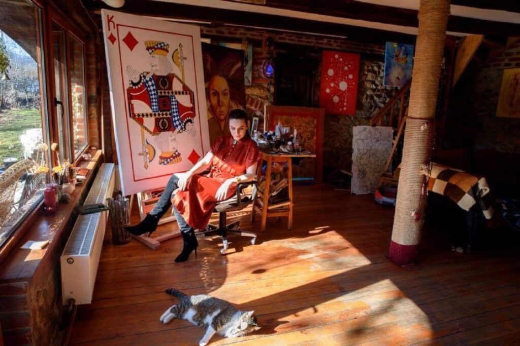 O româncă face senzație în toată lumea. E primul pictor care a vândut un tablou în Bitcoin