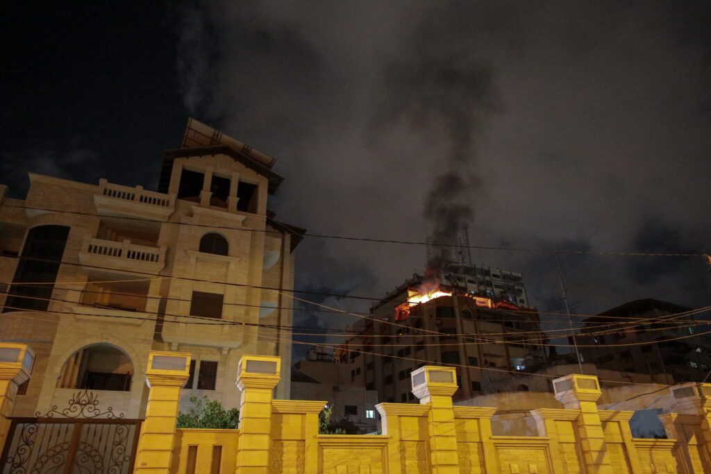 Loviturile Israelului în Gaza au ucis militanți de top și 10 civili