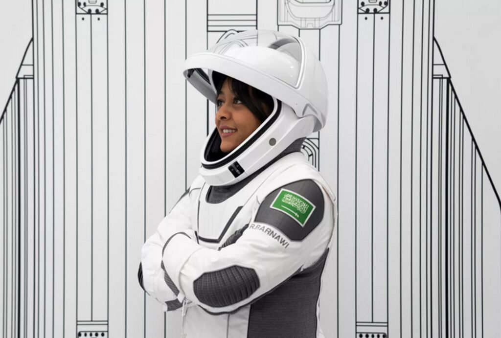 Arabia Saudită trimite o femeie în spațiu, în costum de cosmonaut, dar fără jihab