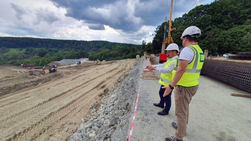 Cea mai scumpă autostradă din România va traversa Munții Carpați. Se vor construi două tuneluri cu o lungime considerabilă