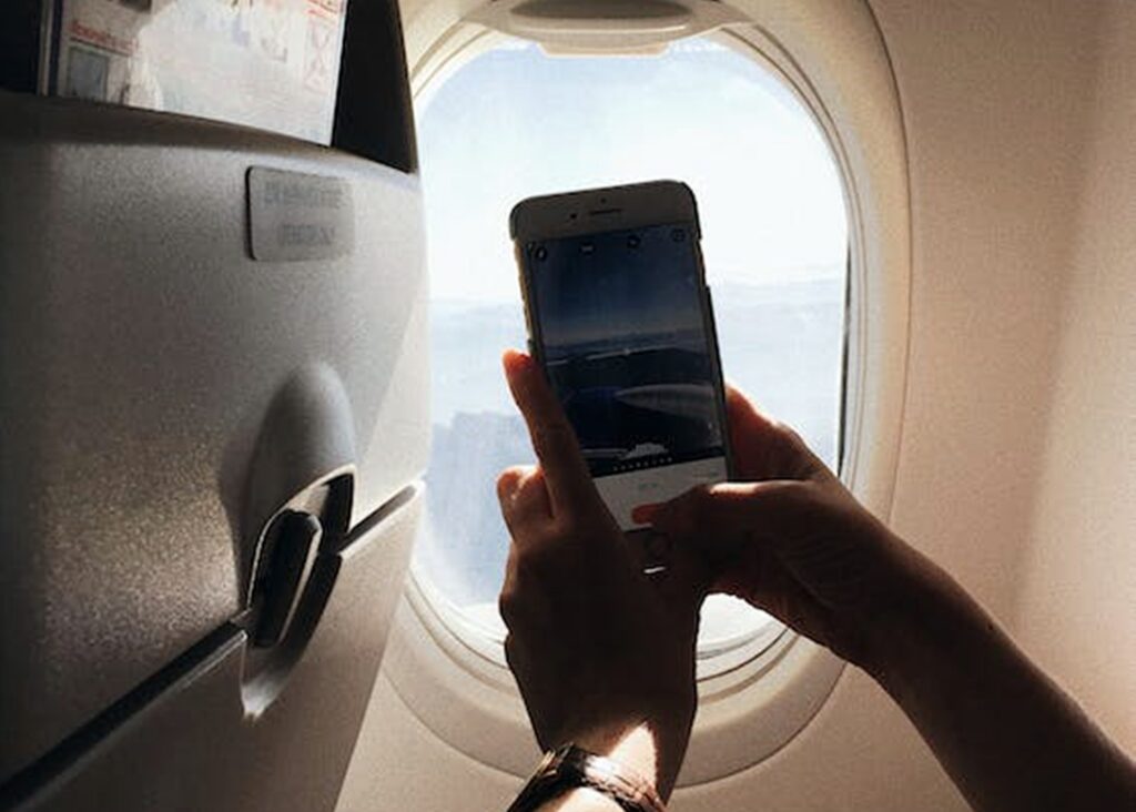 Un influencer a recunoscut că și-a prăbușit avionul intenționat. Şi-a riscat viața pentru a obține vizualizări. Câţi ani de pușcărie riscă. Video