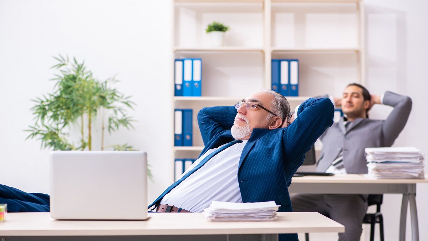 Bugetarii cu salarii de mii de euro atacă în instanță deciziile de tăiere