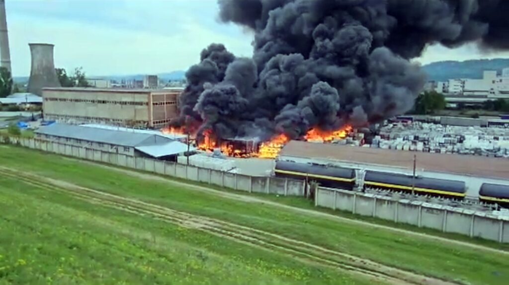 Arde platforma de deșeuri chimice de la Săvinești, Neamț. Coloana de fum se vede de la câțiva kilometri. A fost emis mesaj RO Alert