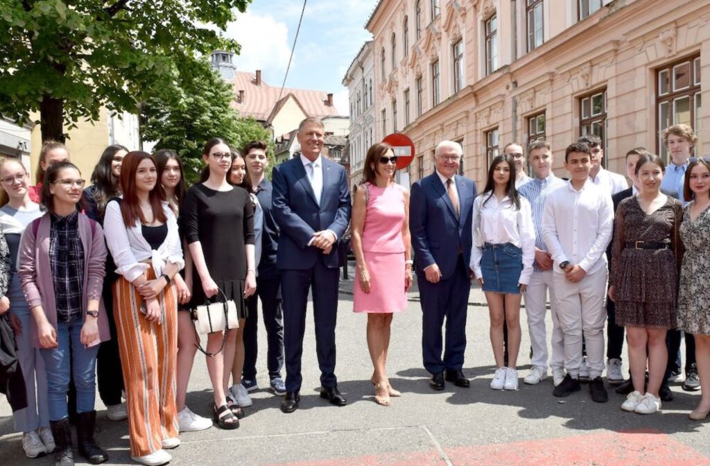 Câți bani aduce în casă Carmen Iohannis. Soția președintelui nu a participat la greva profesorilor