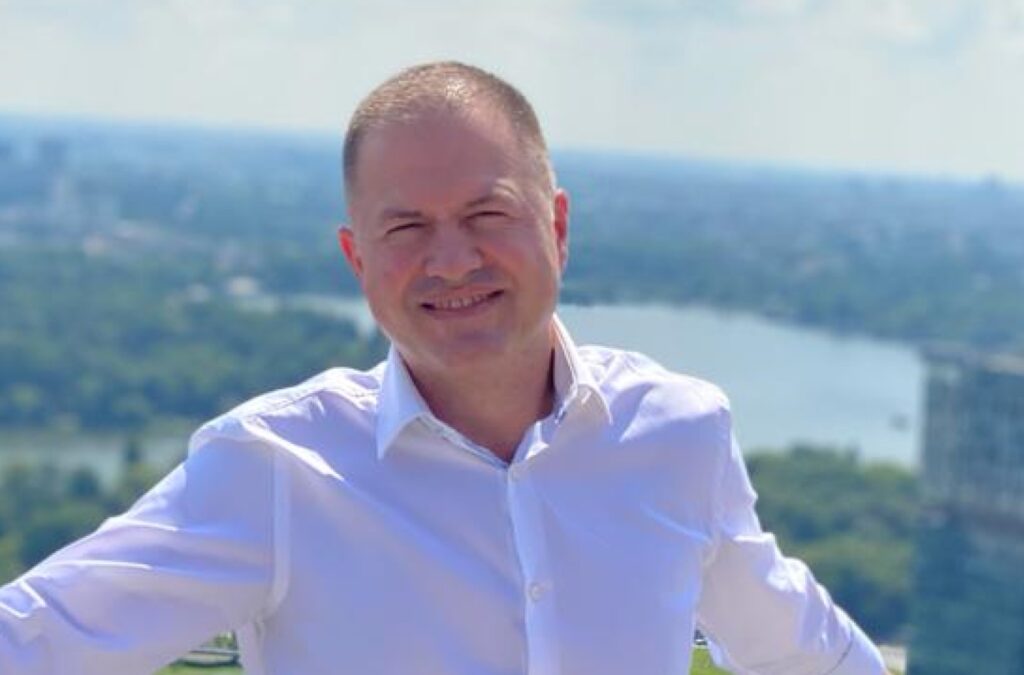 Jurnalistul Iosif Buble face bani frumoși de pe urma partidelor politice. Afaceri de milioane, din sondaje de opinie vândute către PSD și PNL