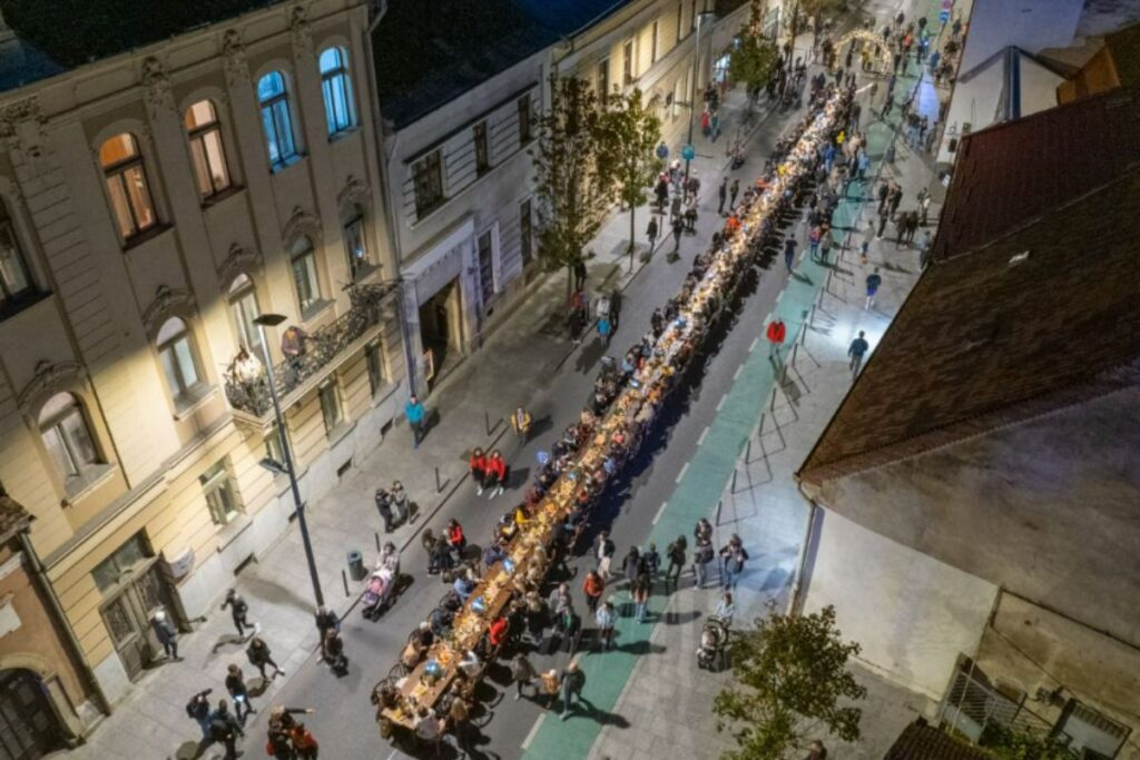 Picnic la miez de noapte, pe stradă, în Cluj. Sunt așteptați zeci de mii de oameni