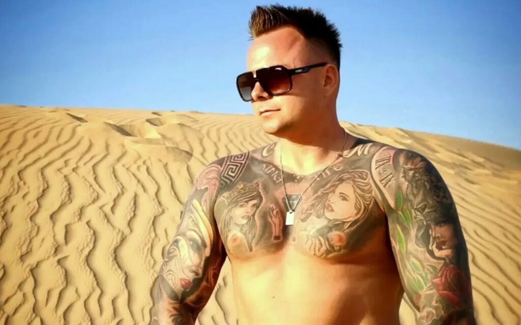 Un profesor din Craiova, reținut pentru proxenetism, nu a fost arestat. A folosit metoda ”lover boy” pentru a ademeni patru tinere