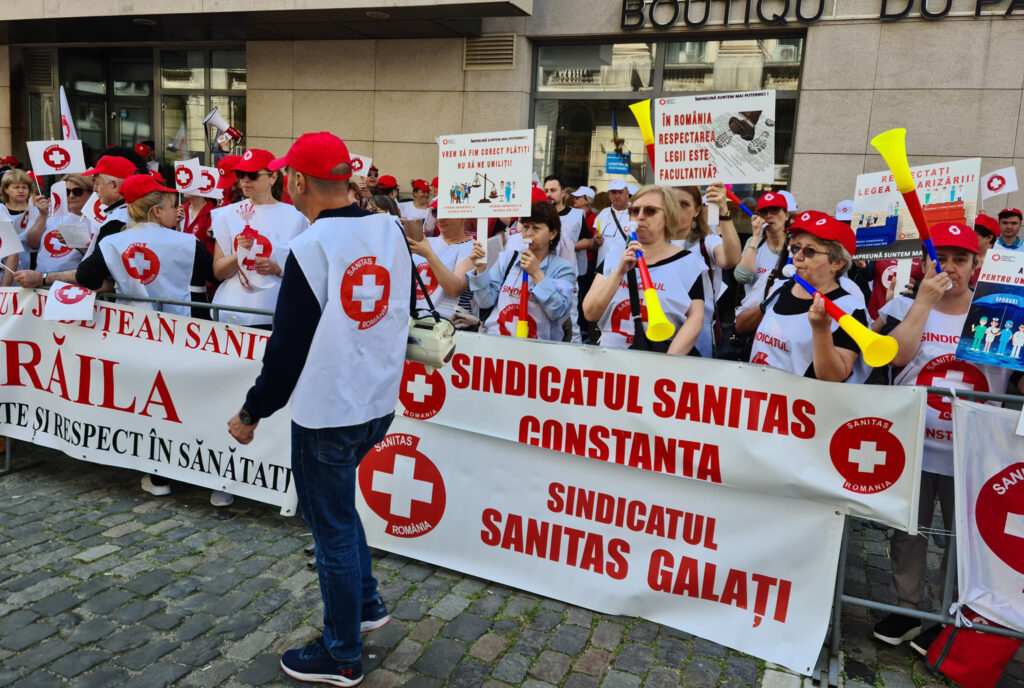 După cei din Învățământ, și angajații din Sănătate vor mai mulți bani. Protestează în fața Ministerului și amenință cu grevă generală