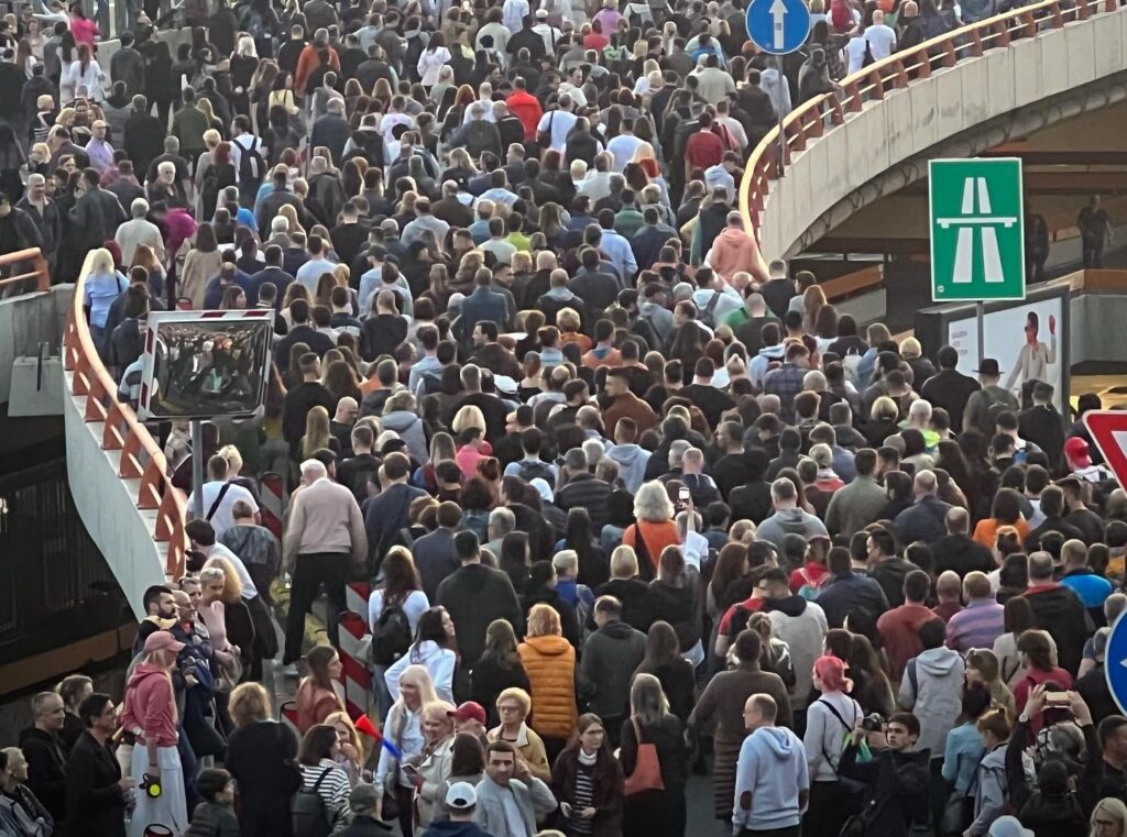 Haos în Serbia. Zeci de mii de sârbi au ieșit în stradă. Video