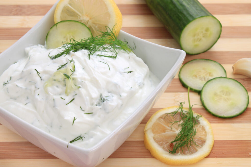 Rețeta de sos Tzatziki, originară din Grecia. Care este secretul unui gyros gustos