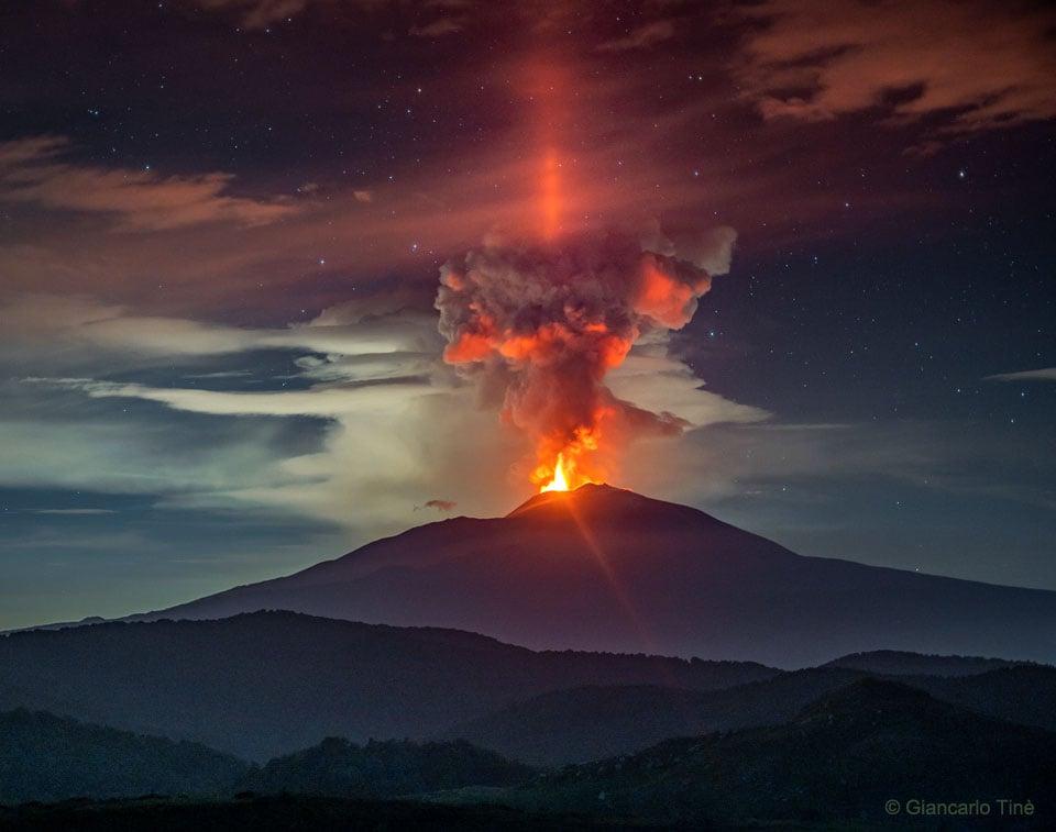 Alertă pentru românii care merg în Italia. Etna erupe, iar autoritățile au închis zona vulcanului