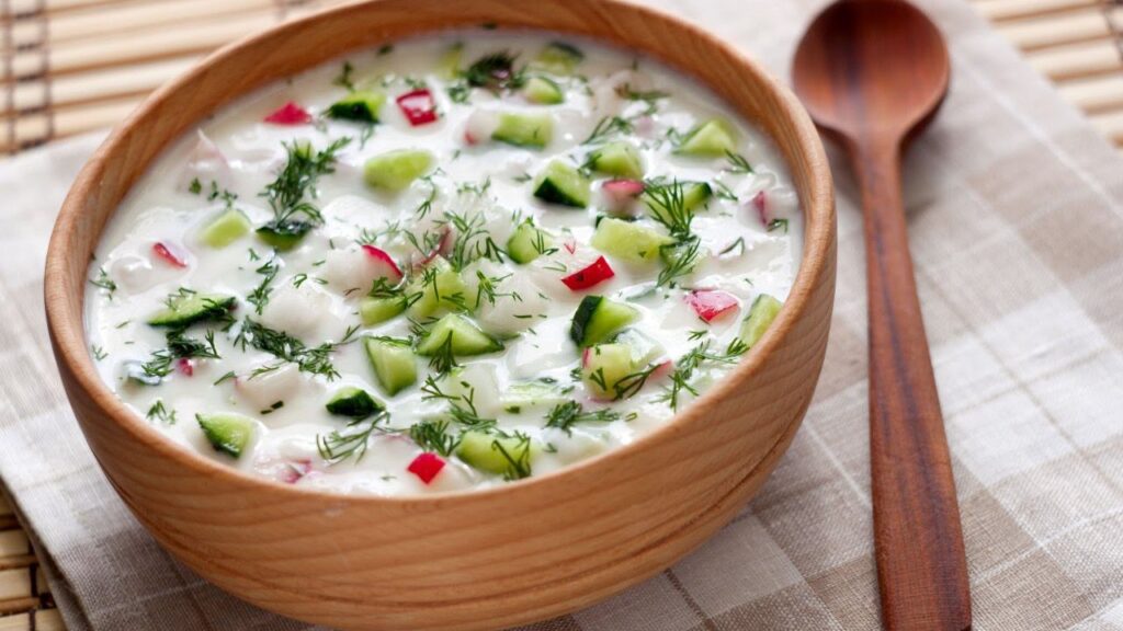 Okroşka – supa rece rusească. O reţetă săţioasă şi răcoritoare pe timp de vară