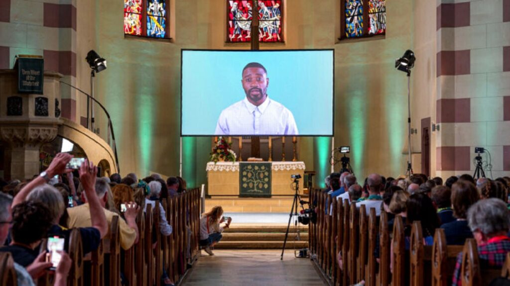 Peste 300 de persoane au participat la serviciul bisericesc oficiat de Inteligenta Artificială. Au dorit să afle dacă ChatGPT poate ține o predică