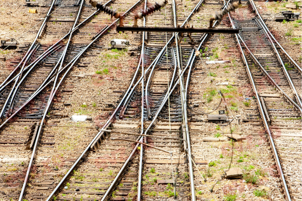 Haos pe calea ferată, în România. Trenuri blocate și întârzieri mari și pentru CFR
