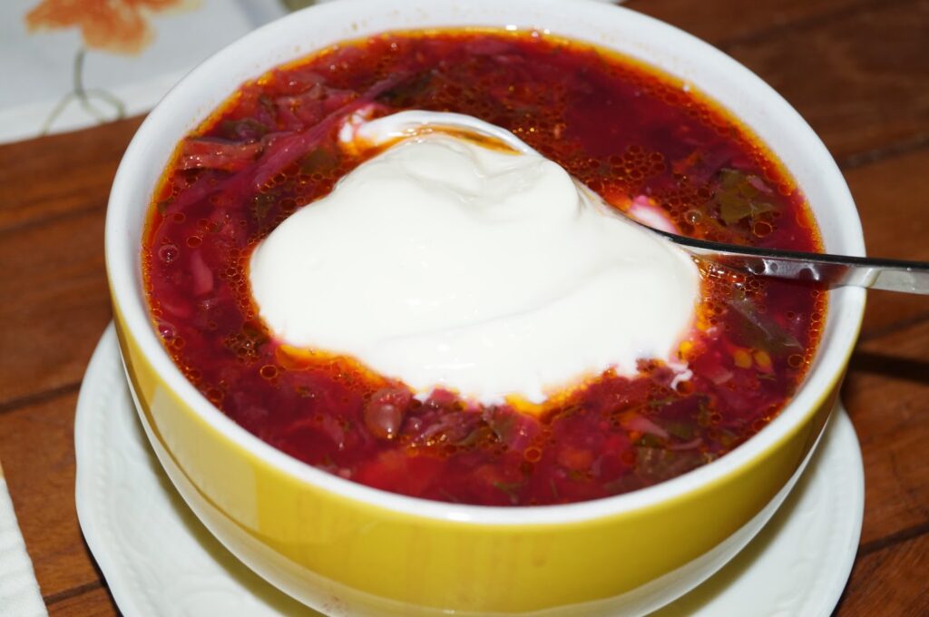 Borș ucrainean cu ingredient secret – o rețetă autentică