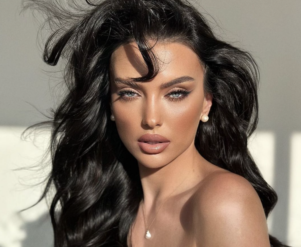 O româncă i-a cucerit pe arabii de la Emirates cu frumusețea sa. Stewardesa este adesea confundată cu Angelina Jolie