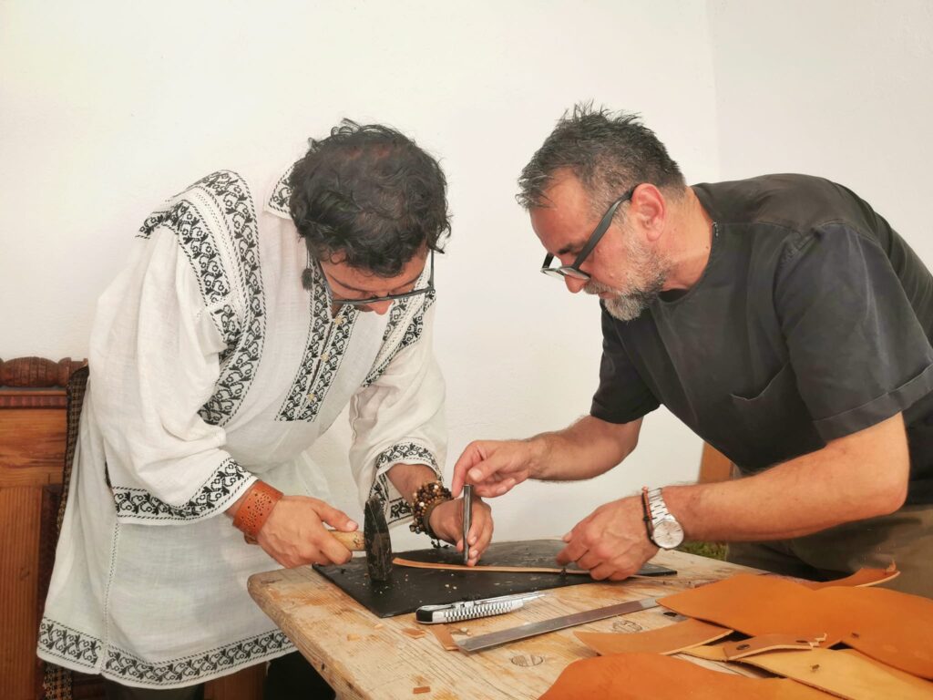 Mircea Bule, designerul orădean invitat al Premiilor Grammy USA, a făcut genți și accesorii pentru Richard Butler și premierul Australiei