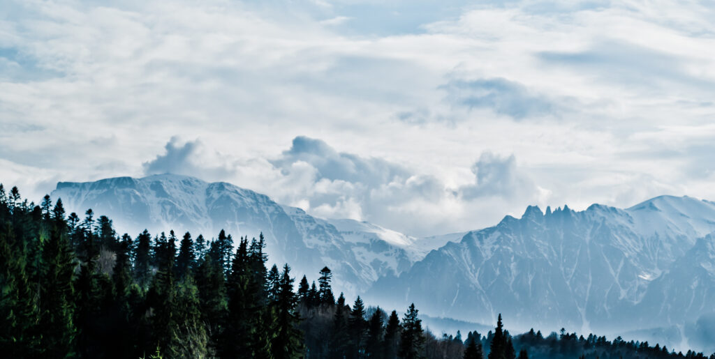 La munte a nins ca-n povești, în plină vară. Schimbări bruște ale vremii, în toată țara. Video