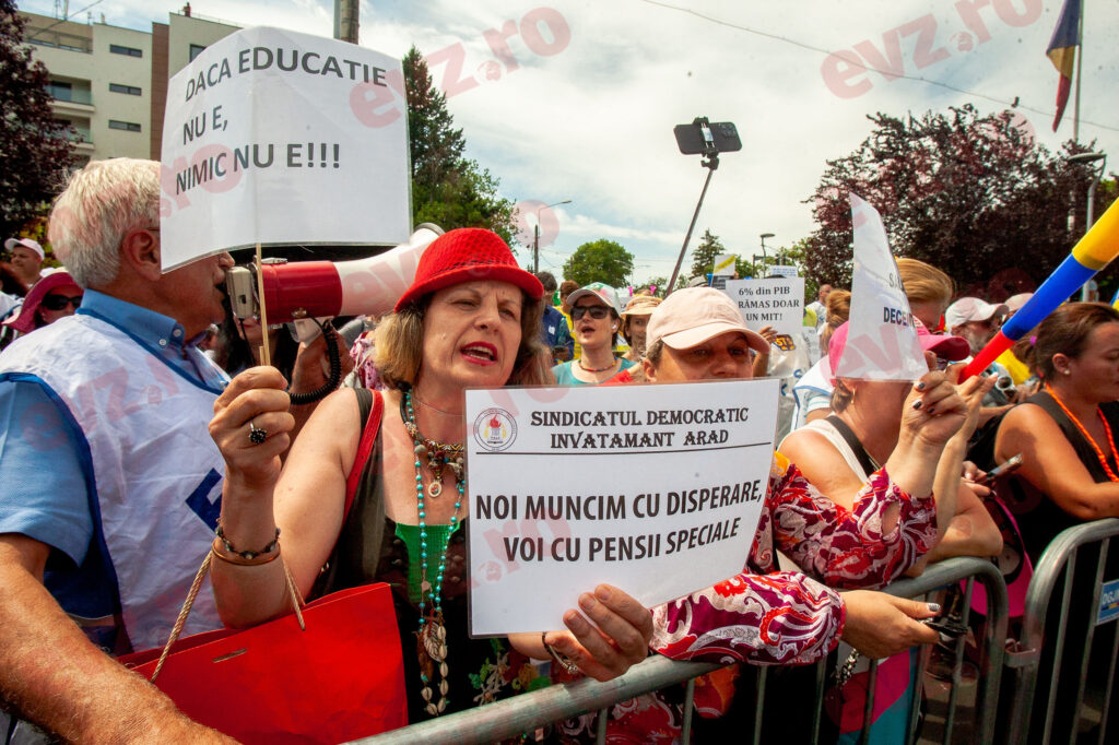 Pentru câți bani au acceptat profesorii să suspende greva. Ce lefuri vor avea profesorii debutanți