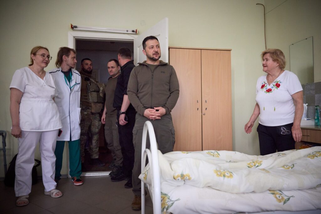 Războiul din Ucraina, ziua 471. Rusia a bombardat o școală plină cu evacuați din zonele inundate de barajul Nova Kahovaka