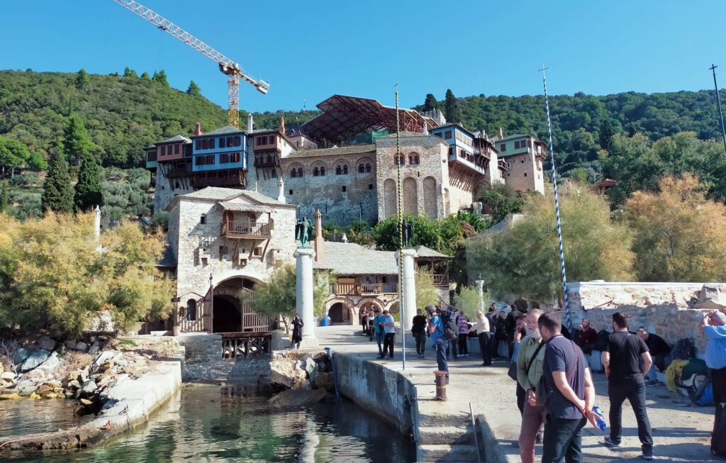 Permisul de ședere este obligatoriu pentru Muntele Athos. În lipsa acestuia nu puteți vizita mănăstirile seculare