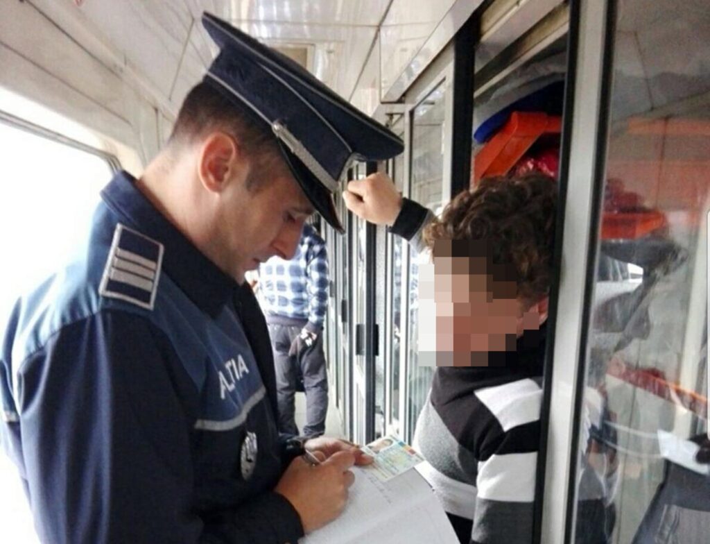 Rețeaua care exploata persoane surdo-mute. Victimele erau obligate să umble pe trenuri și să le vândă călătorilor diferite produse