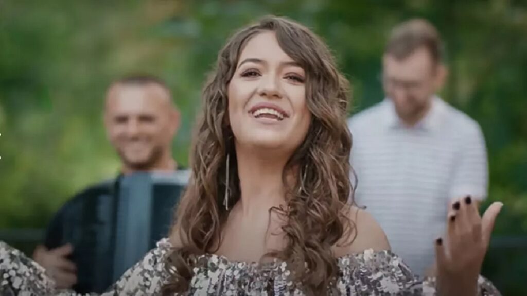 Prețul unei nopți de distracție pe cinste. Cât te costă să-i ai pe Carmen Chindriș și Taraful Rutenilor la nuntă sau la botez