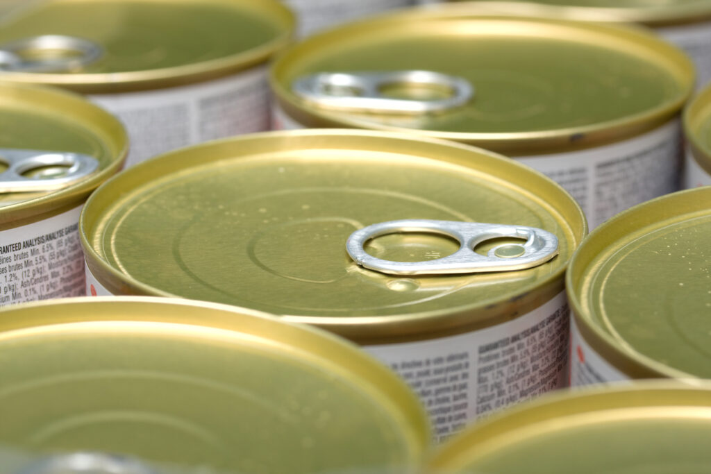 Alimentele din conservă, un real pericol pentru sănătate. Mai multe persoane au ajuns la spital cu boli rare, după ce au consumat astfel de produse