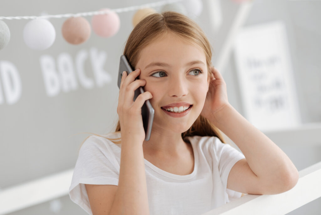 Copiii cu părinți plecați din țară primesc bani pentru rechizite și haine școlare din fonduri europene