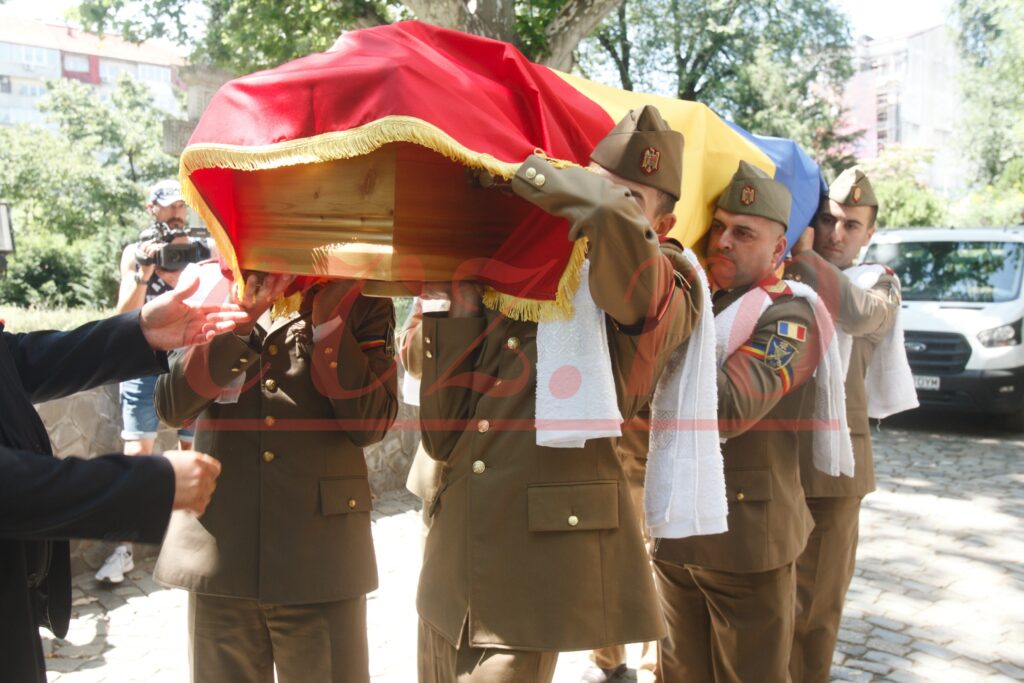Costin Georgescu, fost șef al SRI, a fost înmormântat cu onoruri militare. Emil Constantinescu a participat la eveniment. Foto