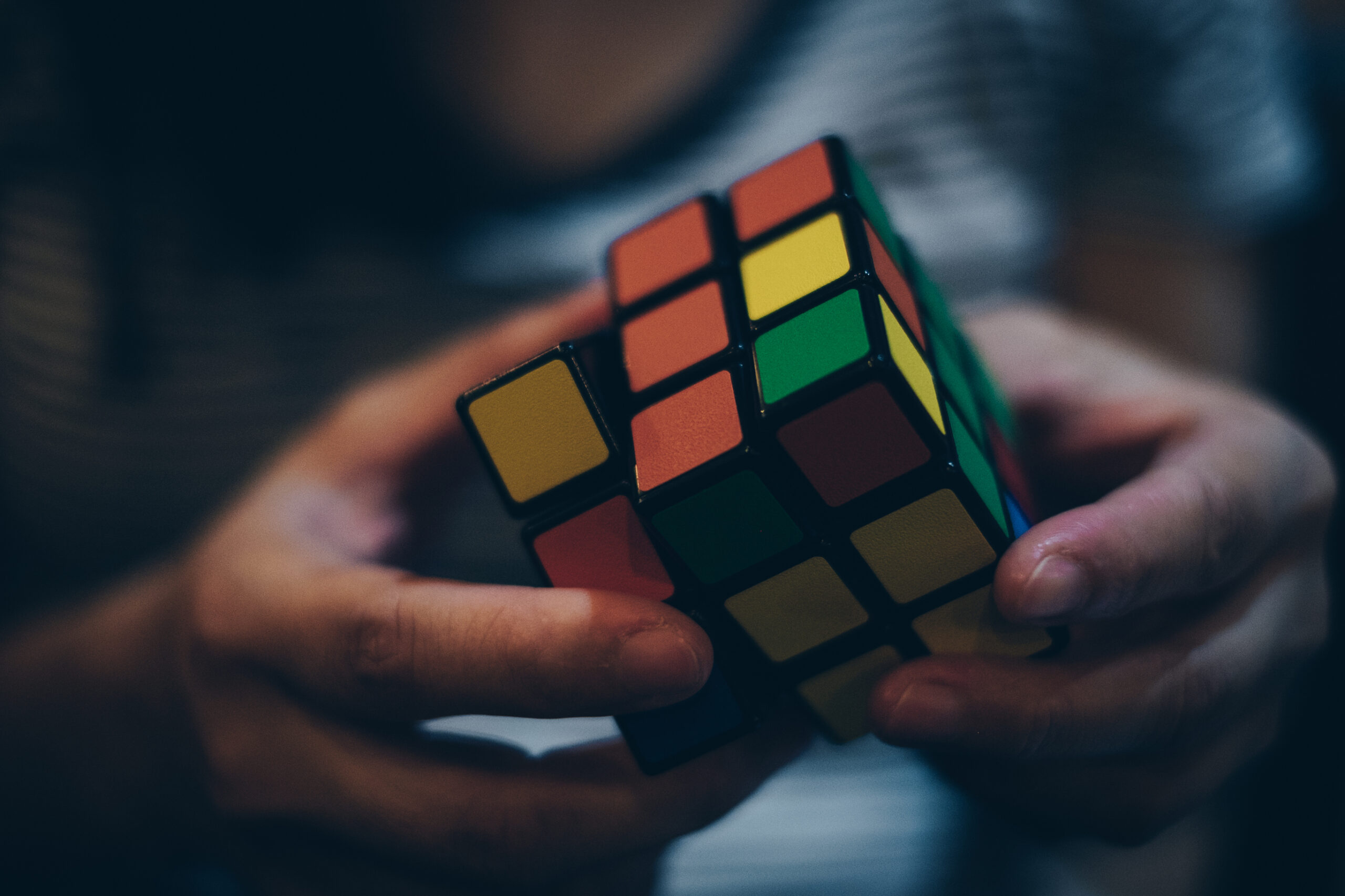 Cum a devenit un cub inventat pentru matematici superioare cea mai populară jucărie din lume