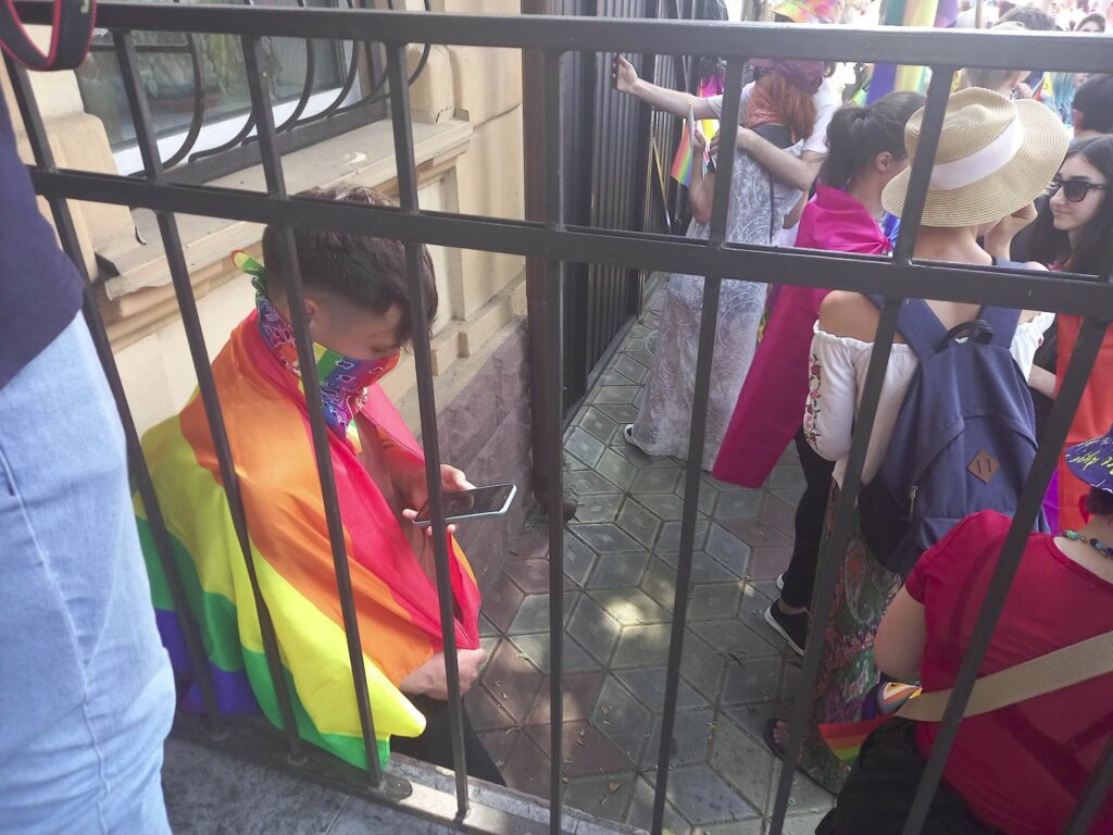 Fără incidente majore, dar cu mici provocări. Cum a decurs marşul Comunităţii LGBT